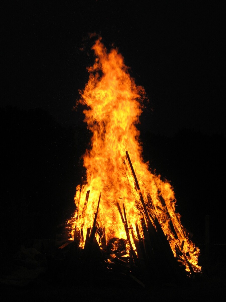 Wirf das Kreuz ins Osterfeuer